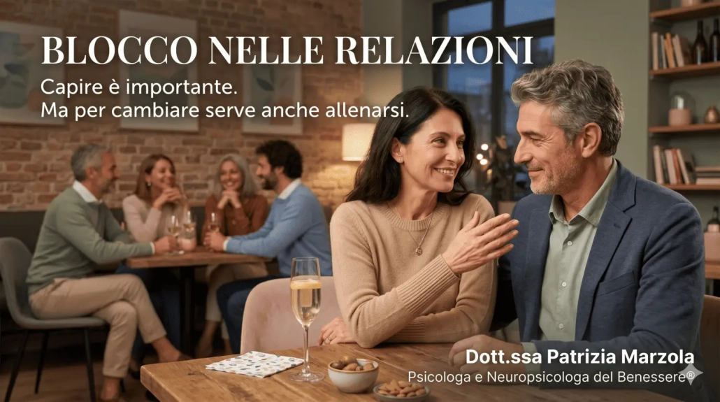 Uomo e donna che dialogano serenamente in un contesto sociale mentre superano il blocco nelle relazioni attraverso nuove modalità di comunicazione.