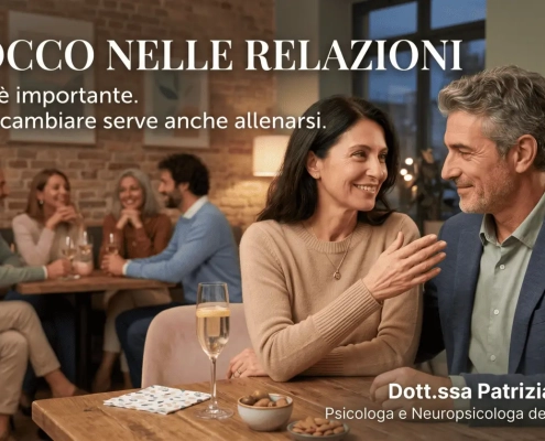 Uomo e donna che dialogano serenamente in un contesto sociale mentre superano il blocco nelle relazioni attraverso nuove modalità di comunicazione.