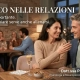 Uomo e donna che dialogano serenamente in un contesto sociale mentre superano il blocco nelle relazioni attraverso nuove modalità di comunicazione.