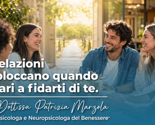 Persone che conversano serenamente in gruppo dopo aver superato l'incapacità di relazionarsi con gli altri e la paura del giudizio