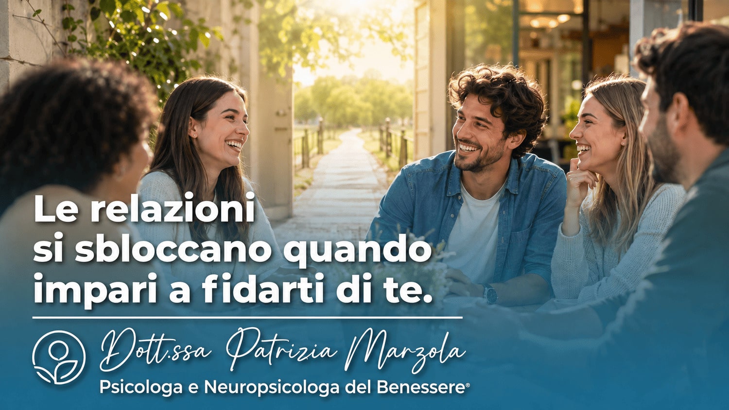Incapacità di relazionarsi con gli altri: come superare il blocco relazionale Persone che conversano serenamente in gruppo dopo aver superato l'incapacità di relazionarsi con gli altri e la paura del giudizio
