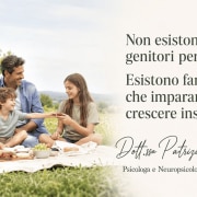 Famiglia con due figli durante un picnic all'aperto mentre condivide un momento sereno e collaborativo. Immagine dedicata al sostegno alla genitorialità.