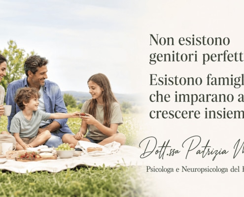 Famiglia con due figli durante un picnic all'aperto mentre condivide un momento sereno e collaborativo. Immagine dedicata al sostegno alla genitorialità.