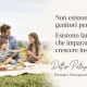Famiglia con due figli durante un picnic all'aperto mentre condivide un momento sereno e collaborativo. Immagine dedicata al sostegno alla genitorialità.