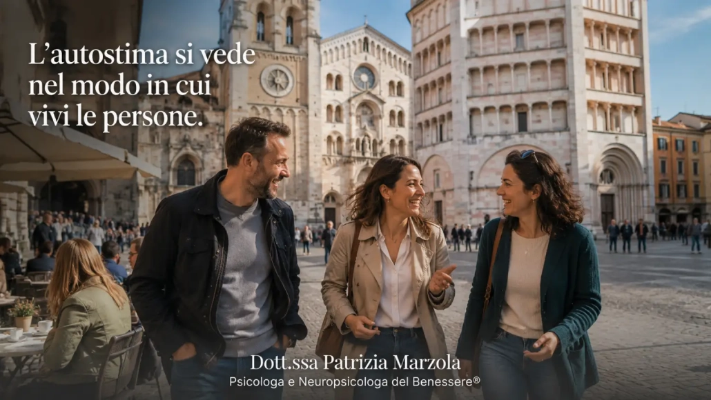 Come alzare la propria autostima: tre amici camminano e conversano con naturalezza nel centro storico di Parma, rappresentando un modo autentico di vivere le relazioni.