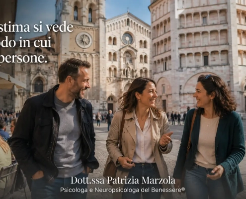 Come alzare la propria autostima: tre amici camminano e conversano con naturalezza nel centro storico di Parma, rappresentando un modo autentico di vivere le relazioni.