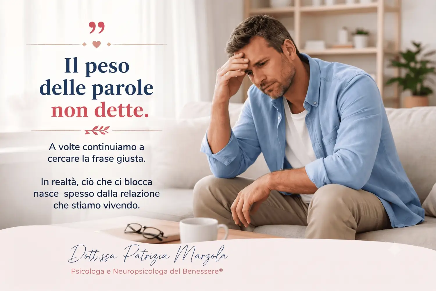 Comunicazione e relazioni interpersonali: il peso delle parole non dette Uomo seduto sul divano, pensieroso dopo una conversazione. L'immagine rappresenta il peso delle parole non dette nella comunicazione e nelle relazioni interpersonali.