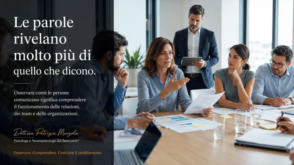 Psicologa che osserva le dinamiche relazionali durante una riunione aziendale per comprendere la psicologia della comunicazione aziendale.