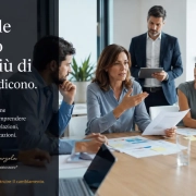 Psicologa che osserva le dinamiche relazionali durante una riunione aziendale per comprendere la psicologia della comunicazione aziendale.
