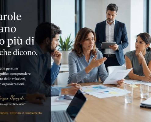 Psicologa che osserva le dinamiche relazionali durante una riunione aziendale per comprendere la psicologia della comunicazione aziendale.