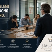 Responsabile osserva il proprio team durante una riunione per individuare i segnali dello stress lavoro correlato e delle dinamiche organizzative.