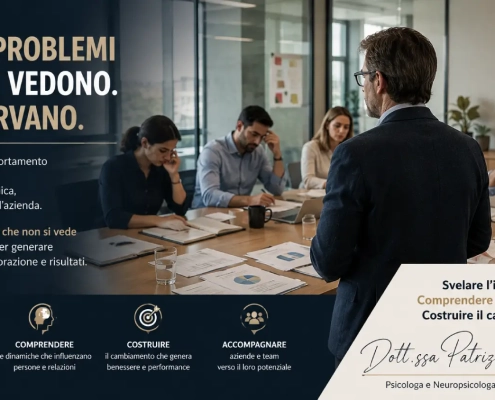 Responsabile osserva il proprio team durante una riunione per individuare i segnali dello stress lavoro correlato e delle dinamiche organizzative.