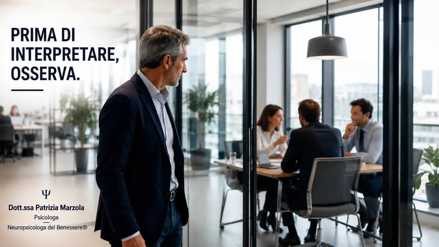 Slealtà in azienda: come riconoscere i segnali Imprenditore osserva una riunione tra colleghi per comprendere possibili segnali di slealtà in azienda