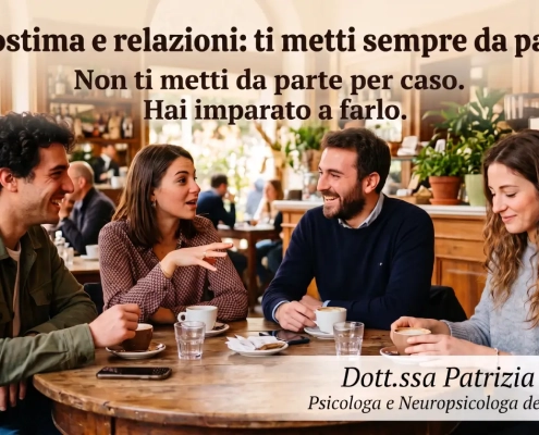 Donna che si mette da parte durante una conversazione con gli amici in una caffetteria, una scena che rappresenta il rapporto tra autostima e relazioni.