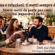 Donna che si mette da parte durante una conversazione con gli amici in una caffetteria, una scena che rappresenta il rapporto tra autostima e relazioni.