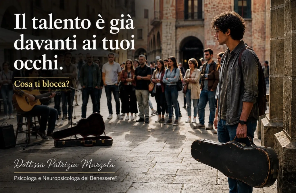 Come liberare il tuo talento: un giovane osserva un musicista di strada mentre rimane bloccato prima di esprimere il proprio talento.