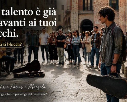 Come liberare il tuo talento: un giovane osserva un musicista di strada mentre rimane bloccato prima di esprimere il proprio talento.