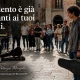 Come liberare il tuo talento: un giovane osserva un musicista di strada mentre rimane bloccato prima di esprimere il proprio talento.