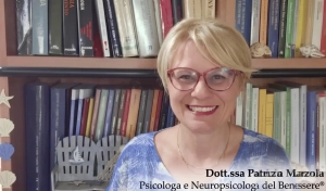Ritratto fotografico sorridente della Dottoressa Patrizia Marzola, Psicologa e Neuropsicologa del Benessere®, sullo sfondo di una libreria.