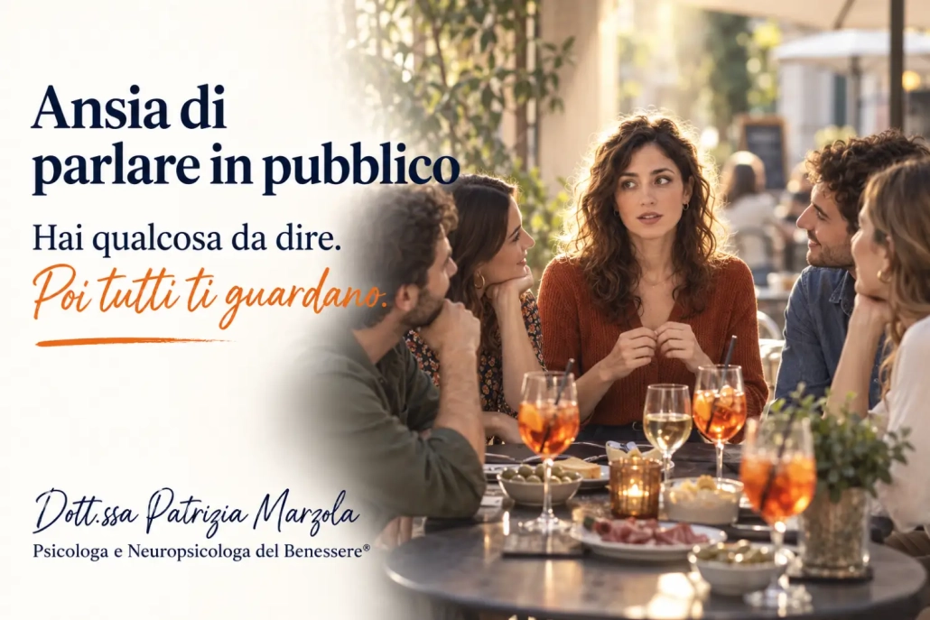 Ansia di parlare in pubblico durante un aperitivo: una donna si blocca quando gli amici si voltano ad ascoltarla.