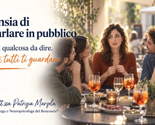 Ansia di parlare in pubblico durante un aperitivo: una donna si blocca quando gli amici si voltano ad ascoltarla.