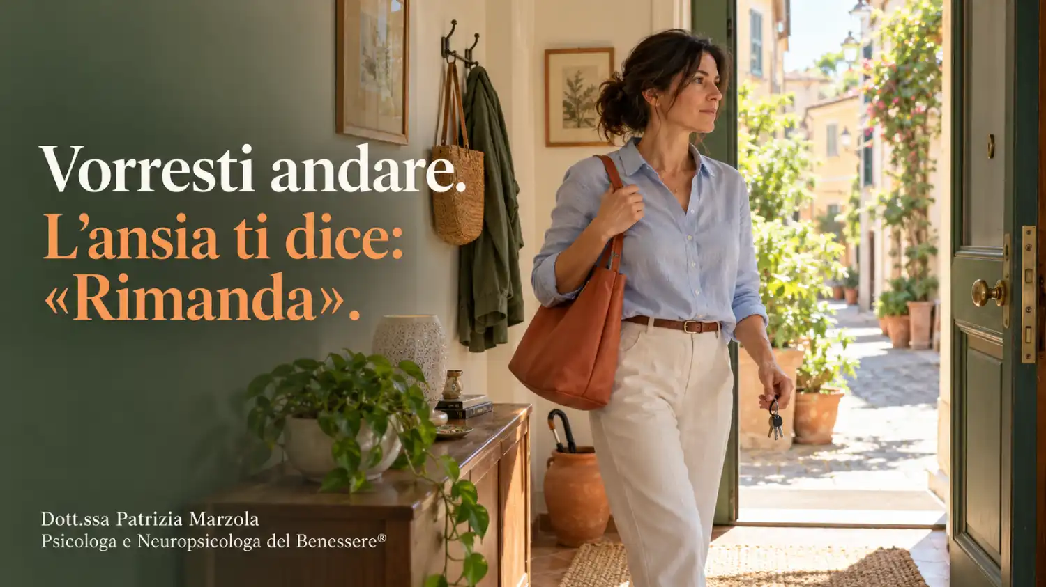 Ansia ed evitamento: quando vorresti andare ma esiti Donna pronta a uscire, con borsa e chiavi, davanti alla porta aperta. Testo: «Vorresti andare. L’ansia ti dice: Rimanda».