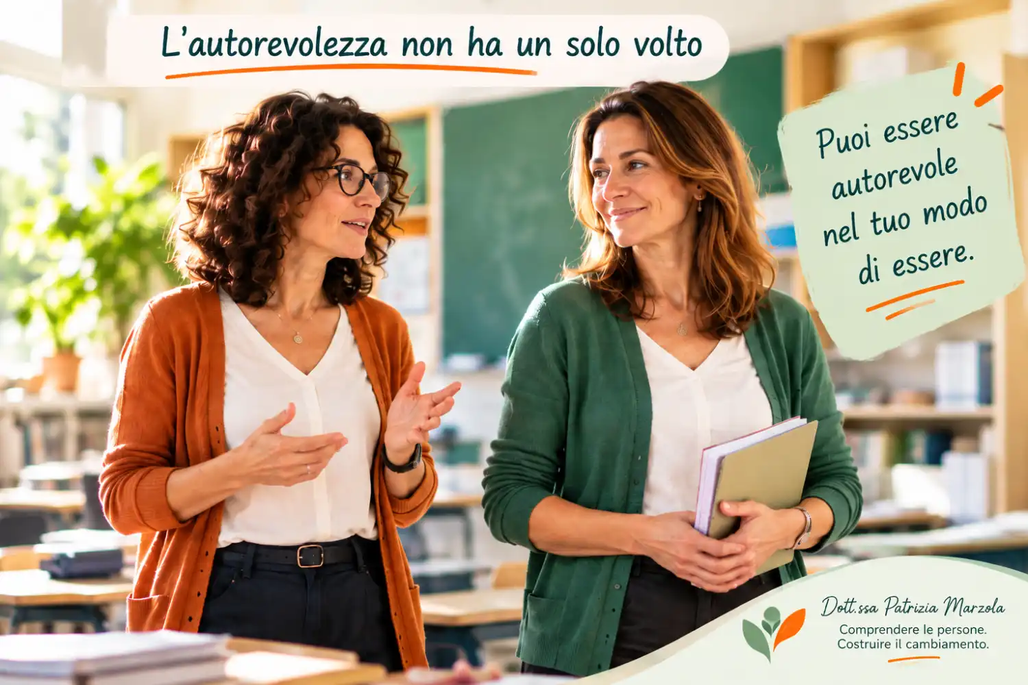 L'autorevolezza non ha un solo volto: ritrovare sicurezza come insegnante Due insegnanti sorridenti dialogano in classe. La vignetta mostra che si può essere autorevoli mantenendo il proprio modo di essere.