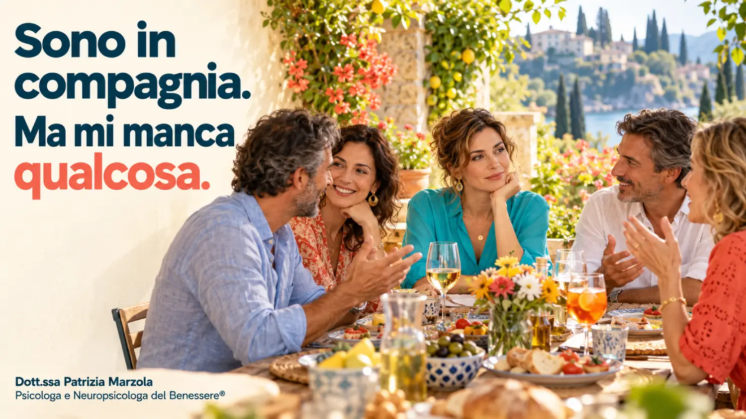 Sono in compagnia, ma mi manca qualcosa Blocco nelle relazioni: donna pensierosa tra amici a una tavolata. Slogan: “Sono in compagnia. Ma mi manca qualcosa”.