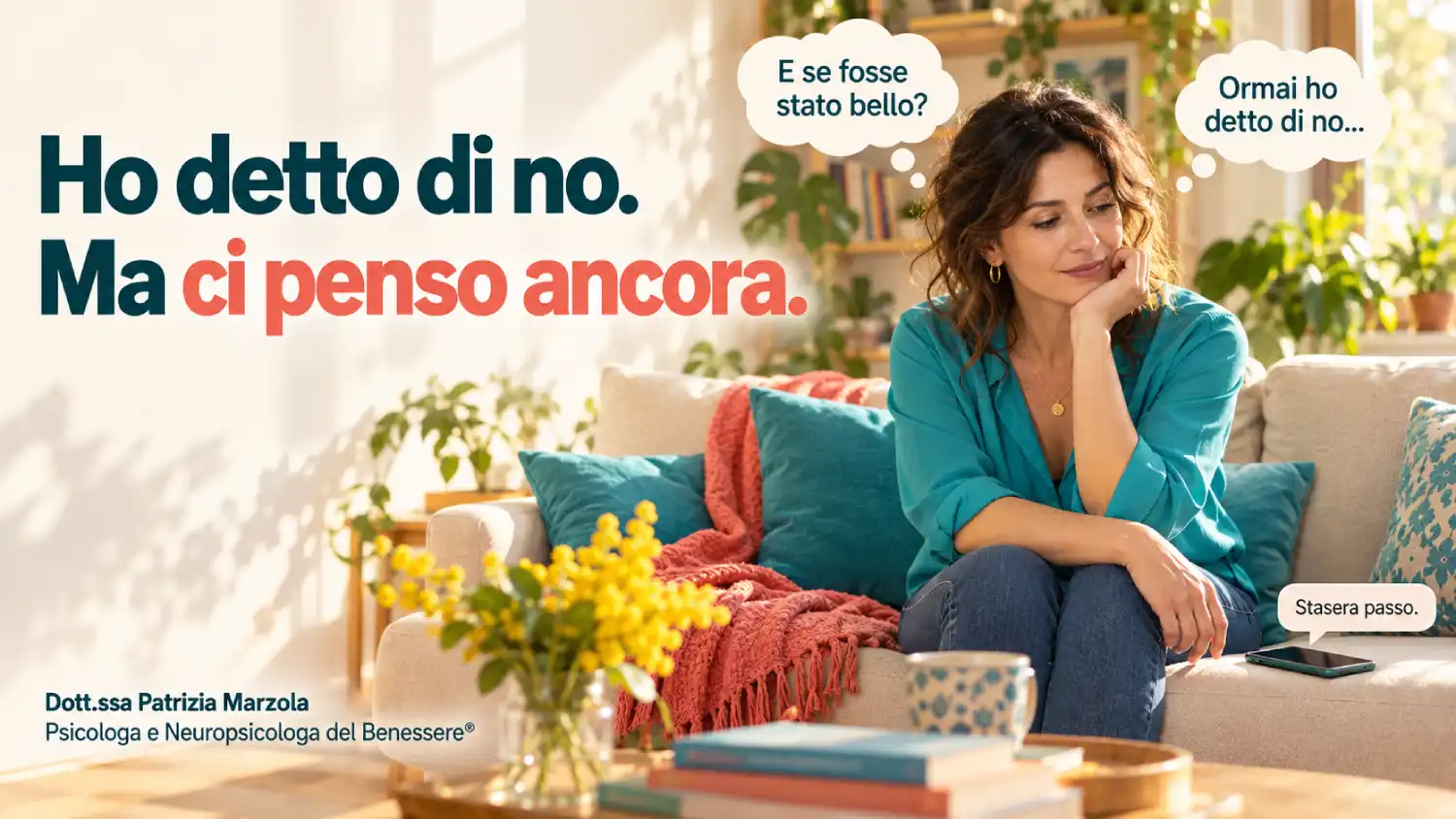 Ho detto di no, ma ci penso ancora Blocco nelle relazioni: donna sul divano ripensa a un invito rifiutato. Slogan: “Ho detto di no. Ma ci penso ancora”.