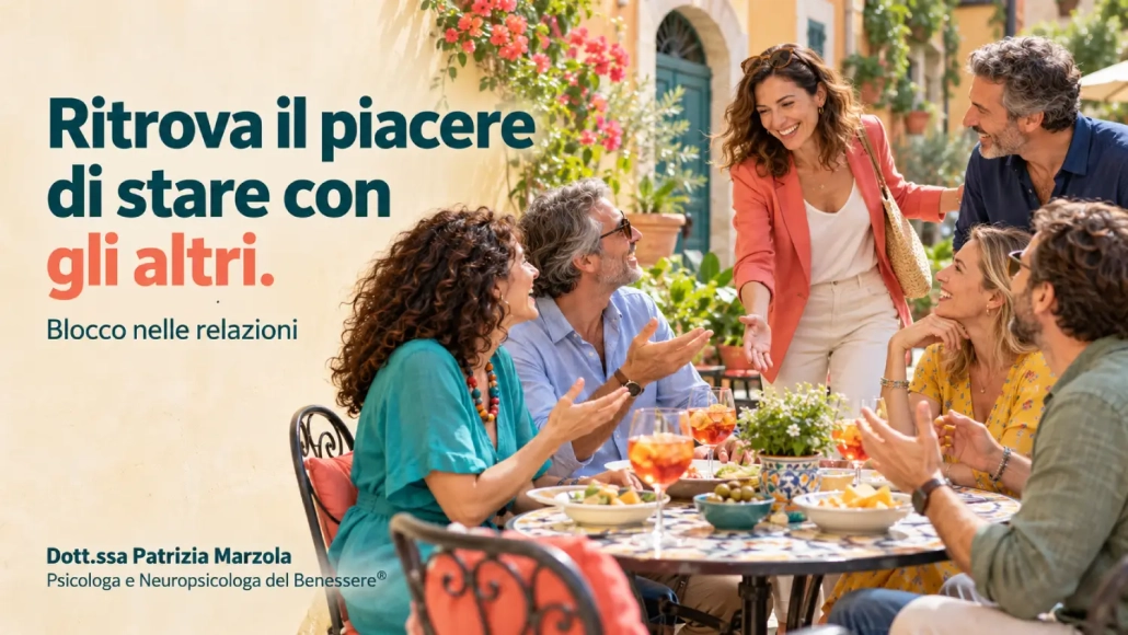 Blocco nelle relazioni: un gruppo di amici accoglie una donna a un aperitivo all’aperto. Slogan: “Ritrova il piacere di stare con gli altri”