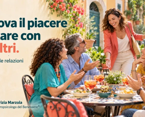 Blocco nelle relazioni: un gruppo di amici accoglie una donna a un aperitivo all’aperto. Slogan: “Ritrova il piacere di stare con gli altri”
