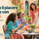 Blocco nelle relazioni: un gruppo di amici accoglie una donna a un aperitivo all’aperto. Slogan: “Ritrova il piacere di stare con gli altri”
