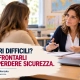 Insegnante durante un colloquio con due genitori, immagine dedicata a come affrontare i genitori difficili senza perdere sicurezza.