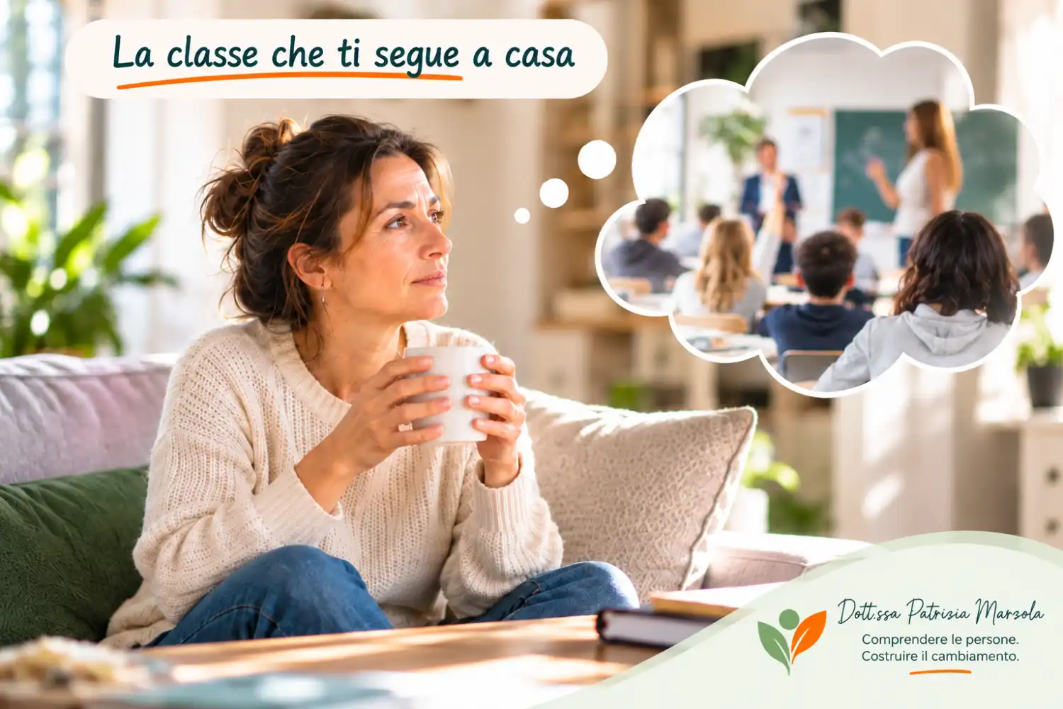 La classe che ti segue a casa: lo stress degli insegnanti Insegnante pensierosa sul divano di casa con una tazza in mano, mentre ripensa a una situazione vissuta in classe.