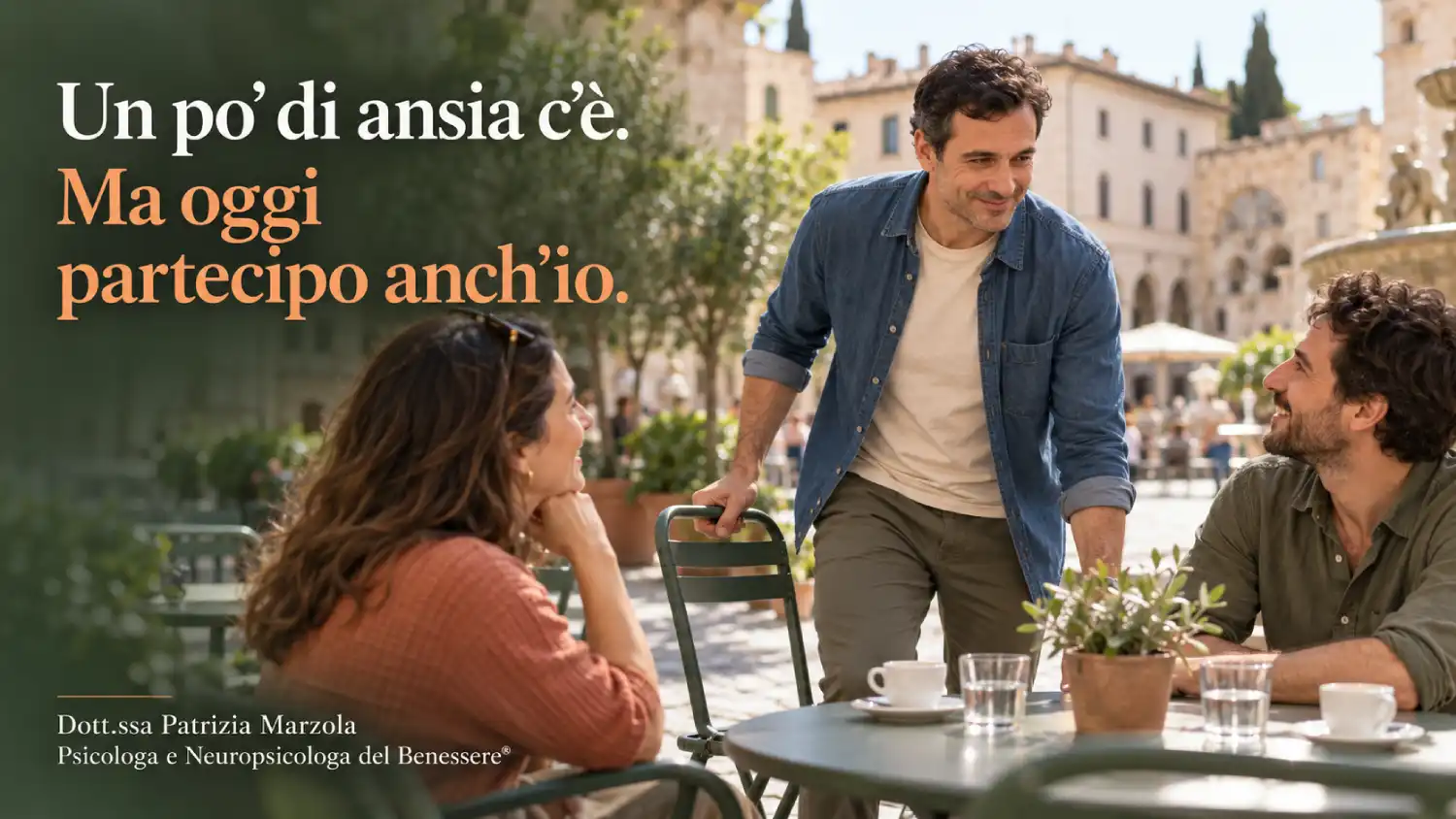 Vincere l’ansia: tornare a partecipare Uomo che raggiunge due amici al tavolino di un bar. Testo: «Un po’ di ansia c’è. Ma oggi partecipo anch’io».